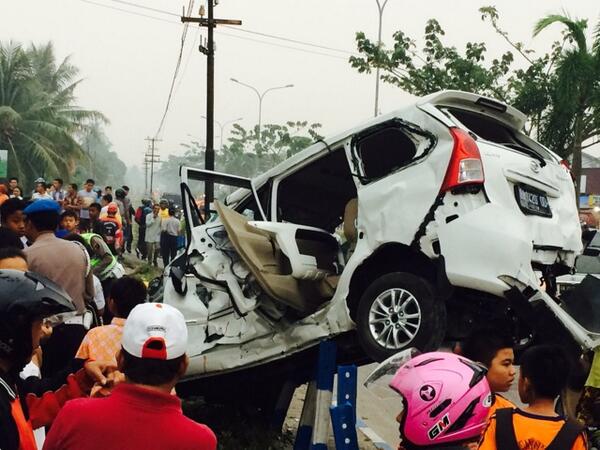 bang_Perik's tweet photo. Sebuah mobil Xenia sporty tertabrak kereta api di dpn komp.Monang indah dua Lbk.buaya padang @infoSumbar http://t.co/qeqwNcNtaH
