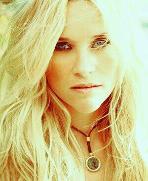 ArtrianAcademy's tweet photo. Se busca con urgencia a nuestra directora. #MEGAURGENTE http://t.co/5H5Yhmdf9X