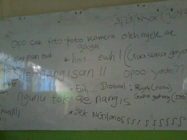Arwoce's tweet photo. Haiiii.sekarang silfi lagi ulang tahun loh, dann sekarang kita lagi mbully dia :D nih liatt->> http://t.co/0CxQEEU6aU