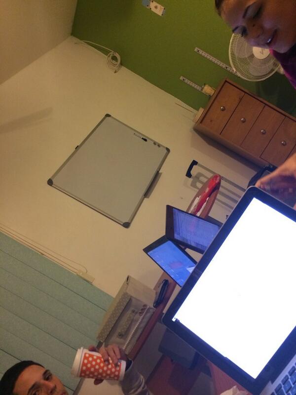 todosmedicenray's tweet image. Starbucks pa quee? #StudyNight con mis goldos ✌️