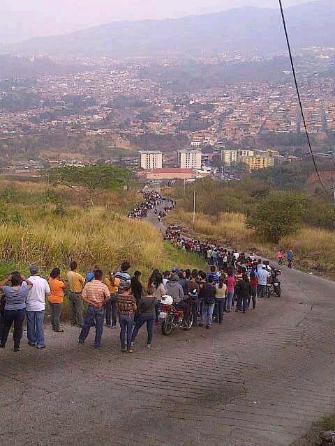leon_merida's tweet photo. Cola en San Cristóbal para comprar alimentos. No hace falta comentar #14M #SOSVzla #conclugochos .. http://t.co/eZLrDKu9ba""