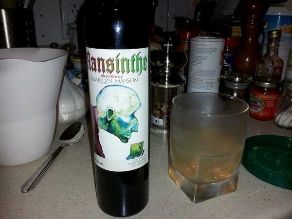 gab_mori7's tweet photo. l'absinthe de marilyn manson! @marilynmanson #mansinhe http://t.co/uHkaYU3QeS