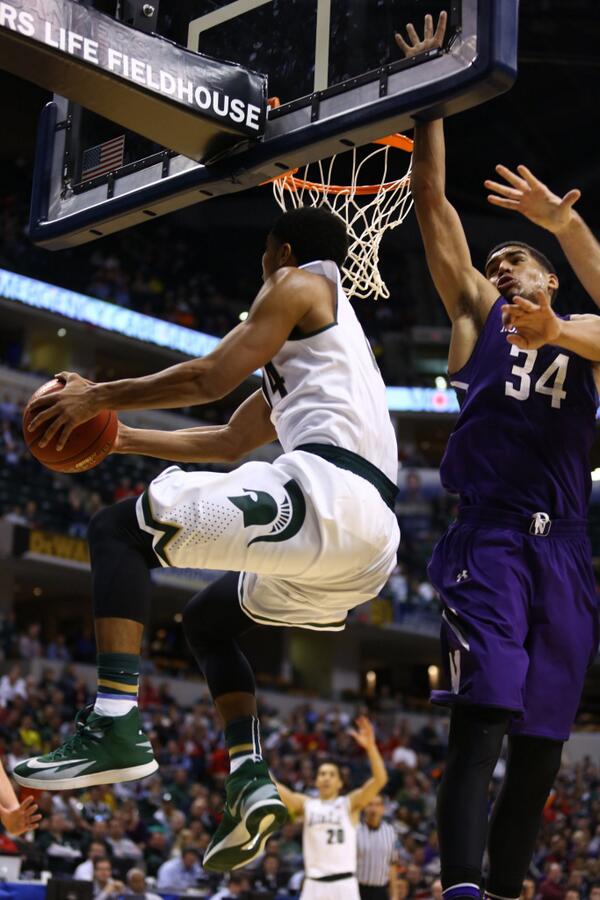 MSU_Basketball's tweet photo. Gary Harris finishes a baseline drive with an acrobatic layup in the second half vs. Northwestern. #B1GTourney http://t.co/fwjKt0PzaA