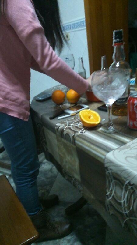 Majozico's tweet photo. A falta de refresco, buenas son naranjas http://t.co/vNJC4R0L8k