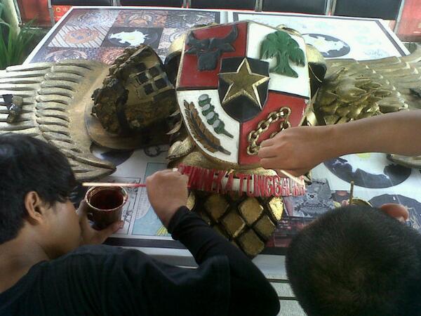 Main kroyok biar cepet rampung...