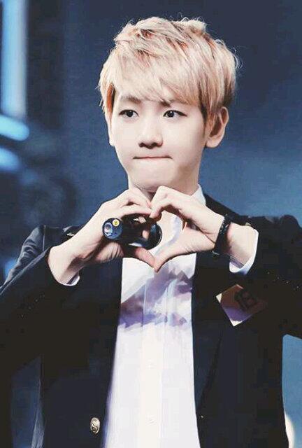 KoreaPopID's tweet photo. si bebek kasi love sign nih http://t.co/2uVUQXcr7L