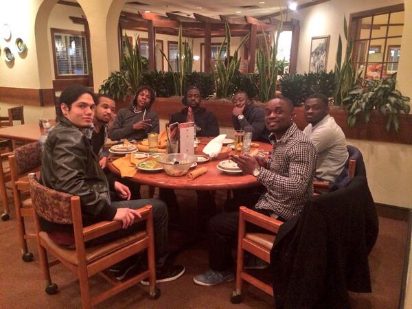 groovyhenry5's tweet image. When everybody trynna pose for the camera,look at @damnwhiZzle #foolAss had food in his mouth and #fakepraying