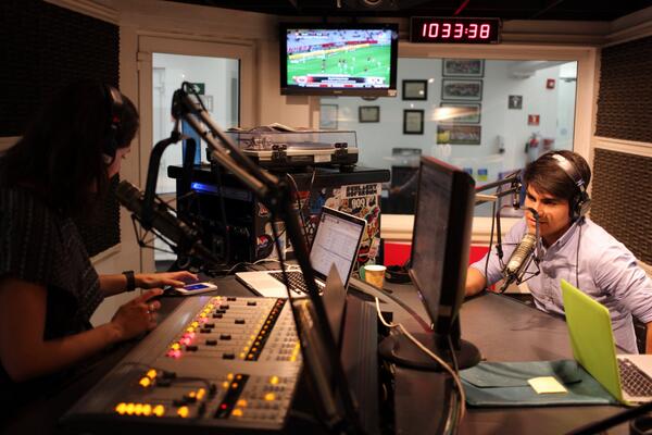 INNUENDO666's tweet photo. @reginapuma con @rubinskee #ByeByeStudio @Ibero909FM #FRIENDSANDFAMILY http://t.co/Is0NCVu1Kp