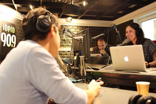 INNUENDO666's tweet photo. @reginapuma con @rubinskee #ByeByeStudio @Ibero909FM #FRIENDSANDFAMILY http://t.co/JfHJnT3C4R