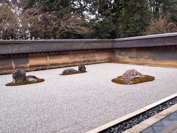 Hiro 菜種油を用いて造られ 油土塀 と呼ばれるこの龍安寺築地塀 黒ずんだ紋様を見る 水墨画の様に滲んでいる 一方 新しい壁もあり そこは黒い部分とはっきり直線で分かれている 滲みと直線が混雑するさまが面白い Http T Co wmtsq8nv