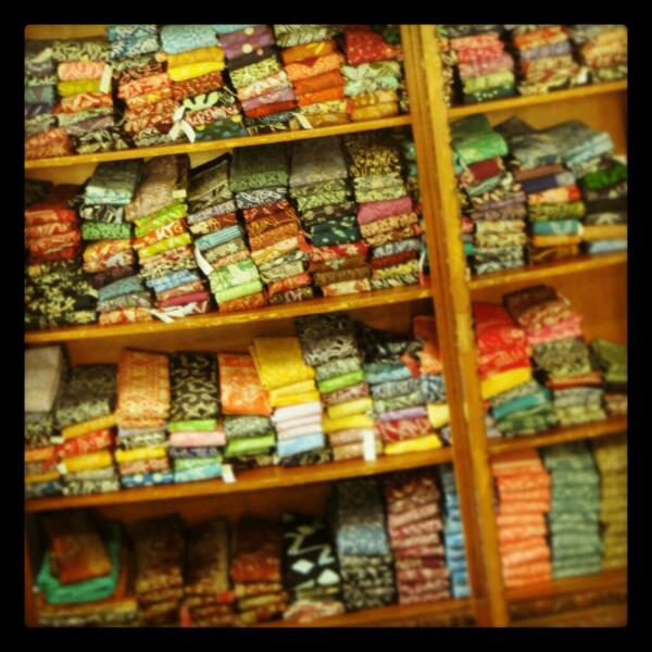 SekarputriBatik's tweet photo. shopping di sekar putri dengan beragam kain dan baju jadi. #shoppingsp @infobdg @infobandung @cmh @se_bdg http://t.co/QE2vxZOhV9