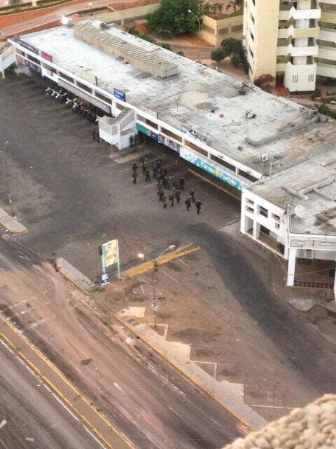 Esta mañana en av El Milagro con Dr. Portillo, Maracaibo, los GNB  lanzaron lacrimogenas  vía <a href="/esmariaconsuelo/">maria consuelo chavez</a>