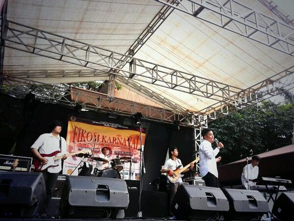 On stage at <a href="/fikomkarnaval/">Fikom Karnaval Part2</a> :)