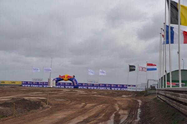 MotodromeEmmen's tweet photo. We zijn klaar voor #ONK  @MotodromeEmmen!
De baan ligt er perfect bij! Nieuw:Publiek kan helemaal rondom baan staan! http://t.co/7MBD1xc05w