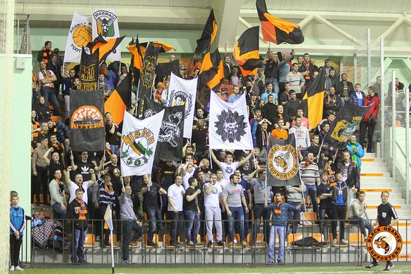 Фанаты Урала на матче против терека. russian-ultras.com/index.php?opti…