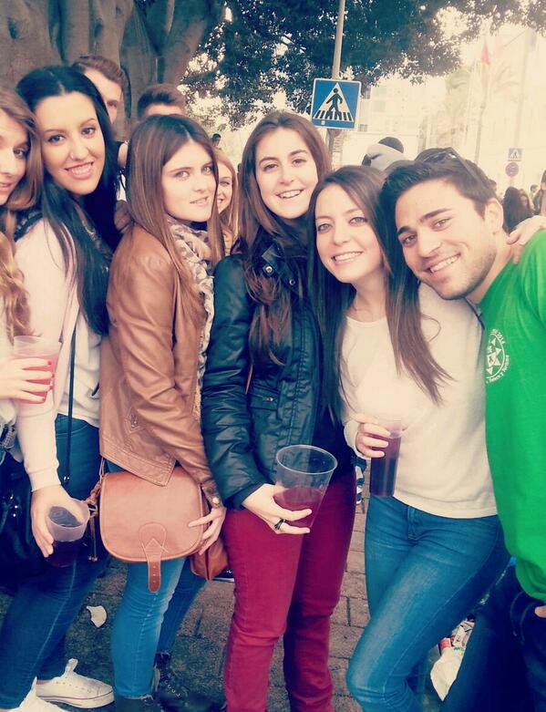 marta_ct2's tweet photo. @Ro93_ @AranxaPM @Gris_Is ♥ http://t.co/7kzcHQ8sxW