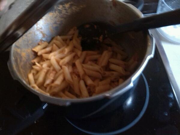 lyonelgordon's tweet photo. Las primikas somos de buen comer! #OleQueOle #AliciaLlevanAjo @vannesacalvo94 @PalomiiiM http://t.co/DnBdqcj5CF