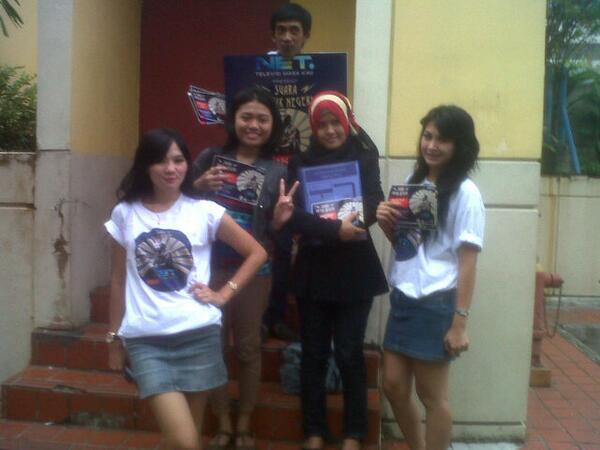 sandra_septi's tweet photo. @netmediatama di blokm ad mba2 dri net dateng ah nntii mlm ke monas mau nonton iwan fals #NETKonserJakarta http://t.co/ABf05w8QNl