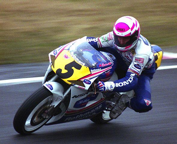 bgmotogp's tweet photo. #5DaysUntilQatar .@TheWayneGardner at Suzuka, 1992 Japanese Grand Prix http://t.co/rnpzsf7XqE