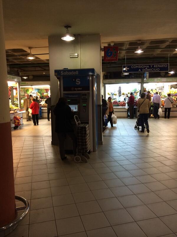 garciartero's tweet photo. #BSabadell, cajero mercado central Alicante, a mi me ha dejado sin tarjeta pero ahora a una sra. la deja sin dinero http://t.co/MyigFa1WUU