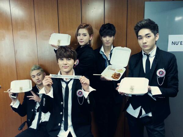 NUESTNEWS's tweet photo. 【From.JR】 오늘 기다리고 기다리던 뉴이스트 데뷔 2주년 기념 및 팬클럽 창단식이에요! 밥 든든히 먹고 우리 러브들 만나러 갑니다 ^^ http://t.co/UMeNNAR2di