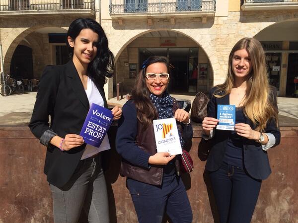 JNCPladelEstany's tweet photo. 3, 2, 1! Fem la repartida de #joCatalunya a #Banyoles! #9N2014 #SíSí @JNCcg @JNCatalunya http://t.co/OOVlJMBKeA