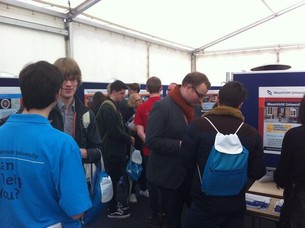 MaastrichtU's tweet image. At #Fasos @MaastrichtU visitors are welcomed in all possible languages. International crowd! #bachelor #open #day