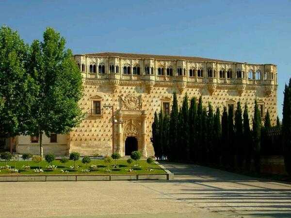 valdearural's tweet photo. Morada de duques y reyes, el #palaciodelinfantado de #Guadalajara es uno de los más bonitos de #España @Guadanews_es http://t.co/m6ecUBUiv0