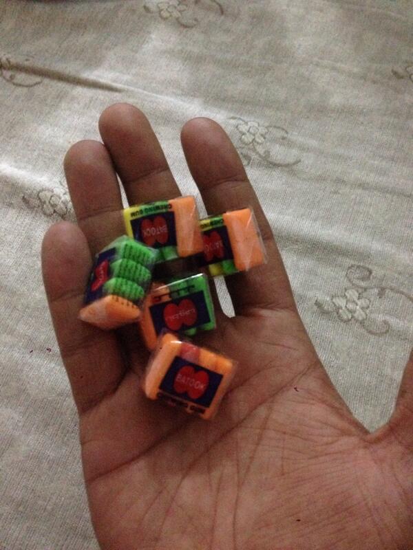 Mufthazz's tweet photo. #Batook Chewing gum. I'm having these after more than 8 years! http://t.co/n3iaXejOZj