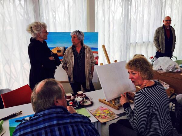 TrienekeS's tweet image. “@mschollema: @TrienekeS op bezoek bij haar schildersclub! #debinding. http://t.co/JQUIDmMLMl”