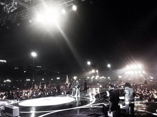 nidji's tweet photo. #NETKonserJakarta #SuaraUntukNegeri @iwanfals & Band di MONAS feat @nidji 200.000 orang, gileeee bgt seruuuu http://t.co/oKm3JO6Hri