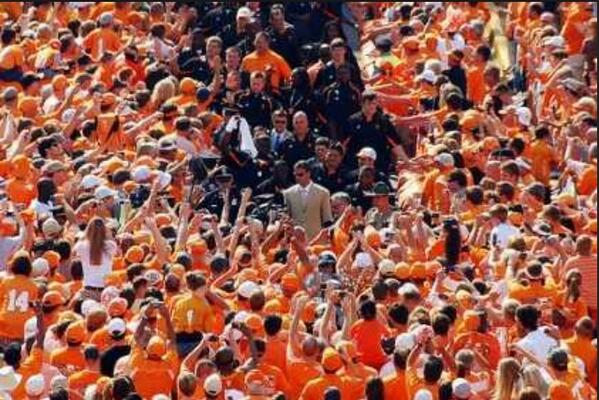 bestraditions's tweet photo. Tennessee: The Vol Walk http://t.co/xNMRJvjtdQ