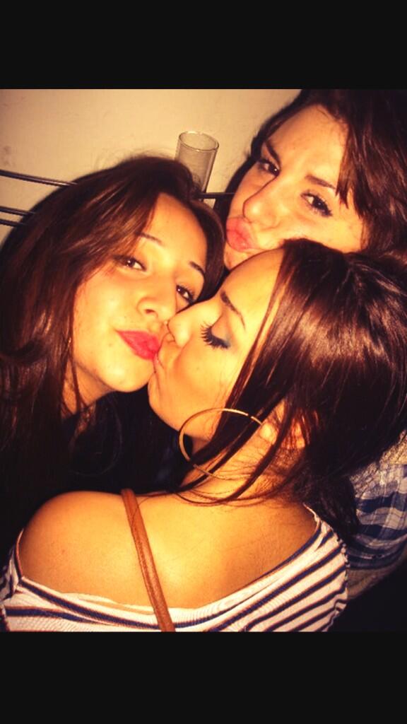 patriciapass1's tweet photo. Creo q se aproxima un reencuentro...!!!! @lorenacar1 @elisabethsix #conganasdevosotras ☺️☺️jjajjajajaaj http://t.co/LWQyO9NP7H