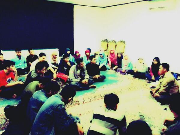 Malam ini @BEMKM_Undip melalui @sospolicious melakukan konsolidasi wilayah <a href="/BEMSI_JOGLOSETO/">BEM SI JOGLOSETO</a> di Solo  | via <a href="/BEMUNS/">BEM UNS 2025</a>