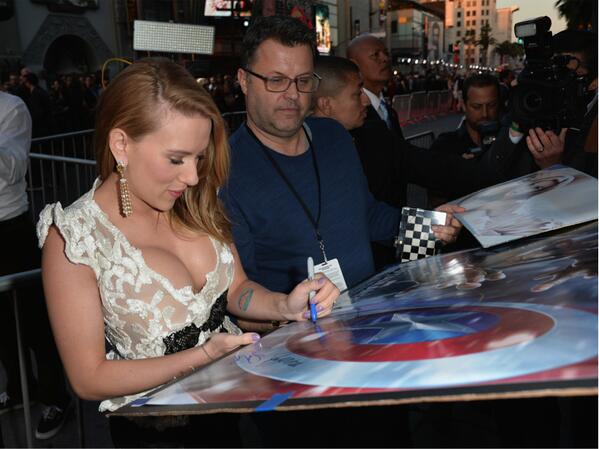TNCBebeto's tweet image. Muito MILF. #HowEasy @Thiagonnes RT @JUDAOcombr: MAMÃE Scarlett Johansson autografando um pôster na #CapWorldPremiere