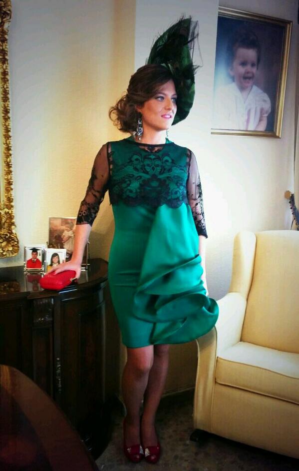 Encantada con mi vestido de <a href="/AmayaArzuaga/">Amaya Arzuaga</a> y mi tocado de <a href="/IhdTocados/">IsabelHervás Couture</a> ¡Nos Vamos de Boda!