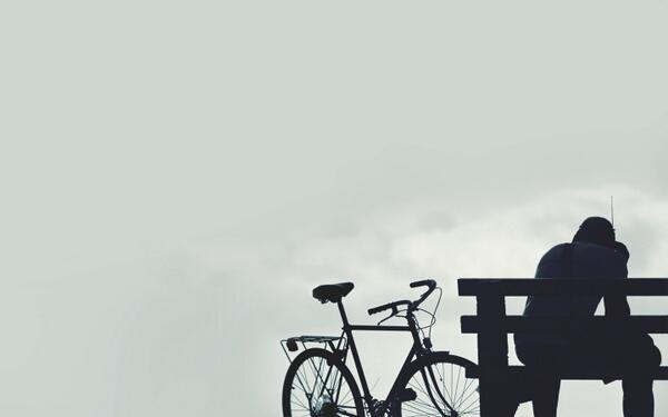 poor_indra's tweet photo. 从某种意义上说，成熟是可悲的，那是一路抛弃＂自己＂的过程。世俗总会想方设法把众人变成统一模本，因此才便于管理。成熟帮你得到了很多东西，唯独放弃了自由做自己的权利。所谓成功，就是用最昂贵的、换走了你最珍贵的。 http://t.co/Kd1lqxKSKU