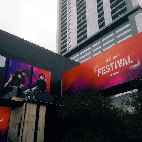 KeithUrban's tweet photo. Keith hits the @itunesfestival stage TONIGHT!!! Watch LIVE at 10pm CST here: http://t.co/j5EXymUda7 #iTunesFestivalKU http://t.co/wpTSFAjoUS