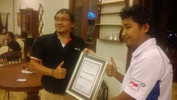 BMWCCI Solo Chapter menerima piagam dari @Foxy_Salatiga asiik.. *toss! :)