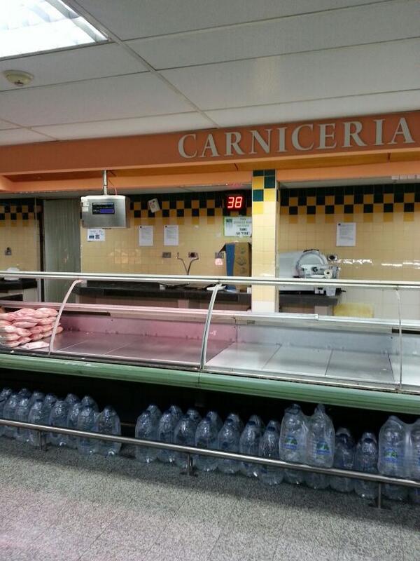 thelmafernandez's tweet photo. Así esta el automercado Plazas de Terrazas del avila, no me contaron lo estoy viendo, aun dudas en salir a protestar? http://t.co/awfzlXJFSP