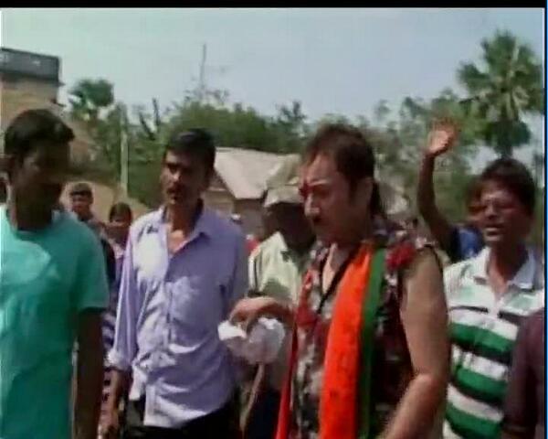 AamAadmiParty's tweet photo. Will EC take action?

RT "@ankitlal: West Bengal : BJP candidate Joy Banerjee distributing money in Birbhum. http://t.co/aA72HJKUJI"