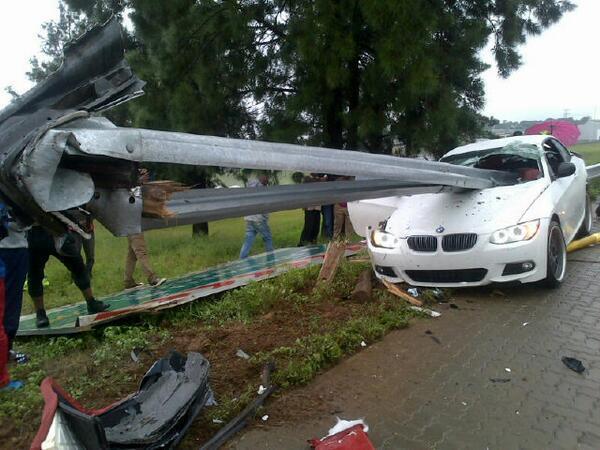 BixeIsLCUAAxRE  God only knows how Orlando Pirates Rooi Mahamutsa walked away unharmed from this horrific car crash