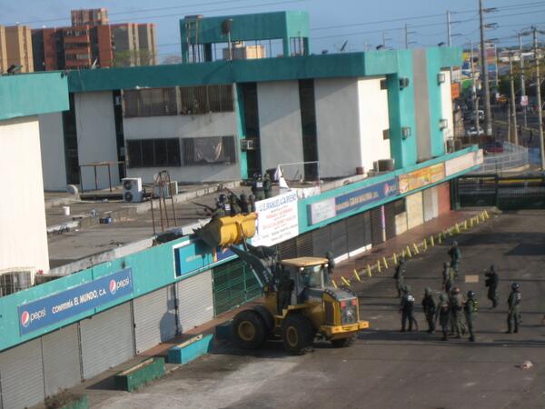 CujiActivo's tweet photo. De esta manera la GNB ingresó a Residencias El Cují esta mañana. http://t.co/BogFWr337G