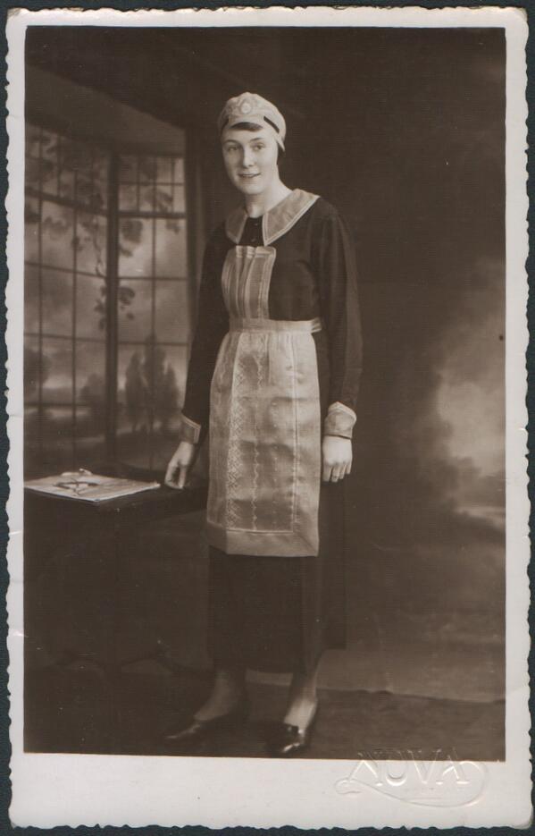 民族衣装bot على تويتر 19年代に撮影されたメイドの写真 髪型はアールデコ期に流行したボブカット 服は直線的なシルエットとなっている Http T Co 4qzt1peph9