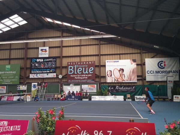 SimonUzenat's tweet image. Finale homme #VMTC #Ménimur #Vannes : 3ème victoire du breton @GicquelMarc vs J. Ouanna 6-1 7-6 !