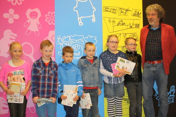 BiebVeendam's tweet image. #DeBinding is geopend! Wethouder @henniehemmes zet de winnaars van de kindertekeningenactie in het zonnetje. #Pekela