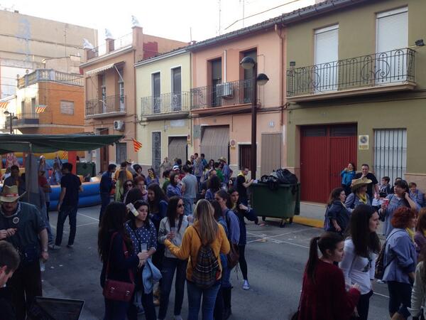 FallaVPradera's tweet photo. comença la festa post-ConcursPaelles Victor Pradera..! hui ens visita @Oscaret_sueka .!!! a TOPE.! http://t.co/PBmyNiPo2Y