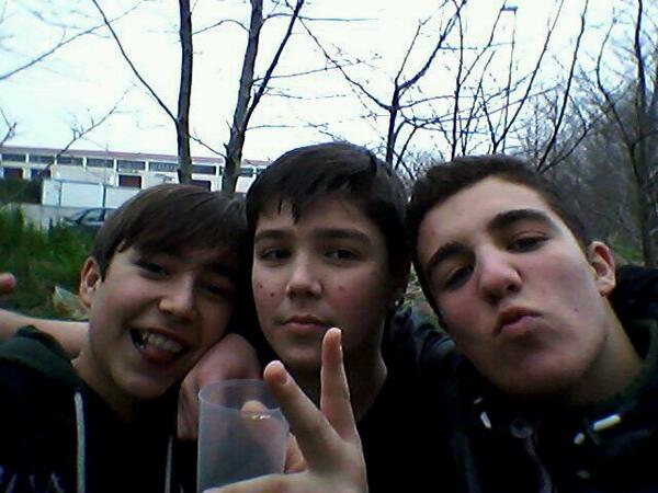 kitosmarisma98's tweet photo. De risas con @manut23 @sergio_gomez_11 @albertoalegre13 http://t.co/BzEOYNuBLQ