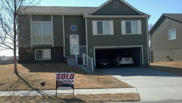 ryan_13letters's tweet photo. Finally got our "SOLD" sign @eatprayloverun  #homeowners #firsthouse http://t.co/UIagbfaZJc