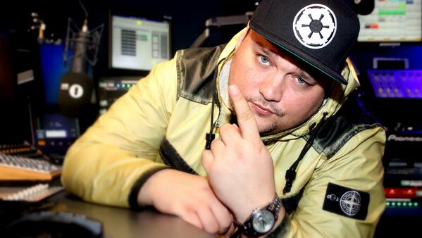 Twitter 上的BBC Radio 1Xtra："Hip-hop time with @CharlieSloth  http://t.co/FQJviJsHYA tonight: @TheRealDvs #FireInTheBooth &amp; exclusive  @englishfrank http://t.co/ygwXTcUZym" / Twitter